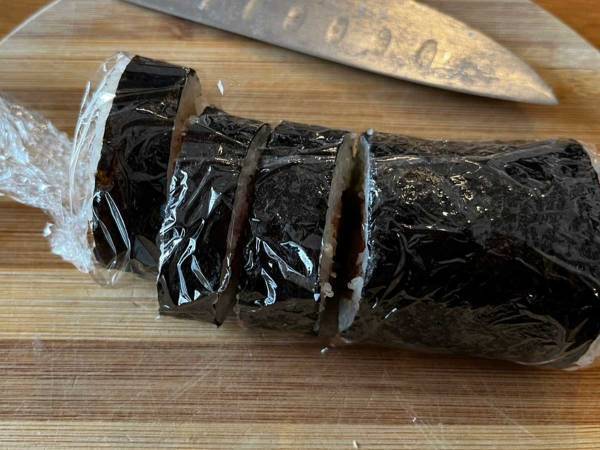 具だくさんの恵方巻をきれいに切るコツは？　「これなら断面が崩れない」