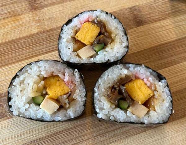 具だくさんの恵方巻をきれいに切るコツは？　「これなら断面が崩れない」