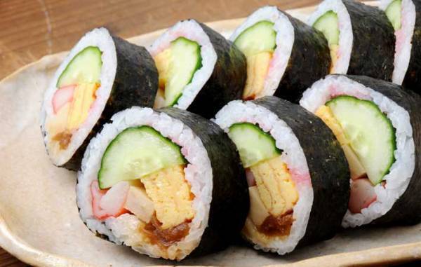 具だくさんの恵方巻をきれいに切るコツは？　「これなら断面が崩れない」