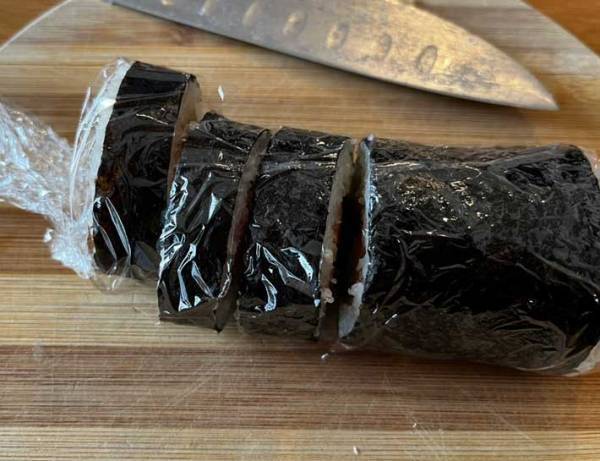 具だくさんの恵方巻をきれいに切るコツは？　「これなら断面が崩れない」