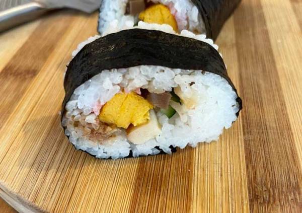 具だくさんの恵方巻をきれいに切るコツは？　「これなら断面が崩れない」