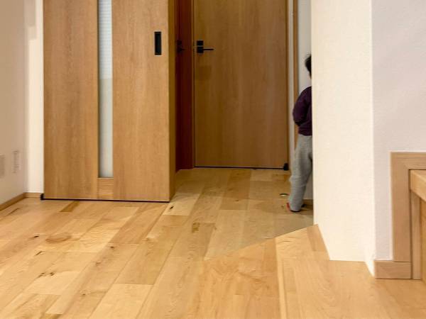 「かくれんぼ中の２歳がなかなか見つかりません」　母親がそうつぶやく理由に、納得