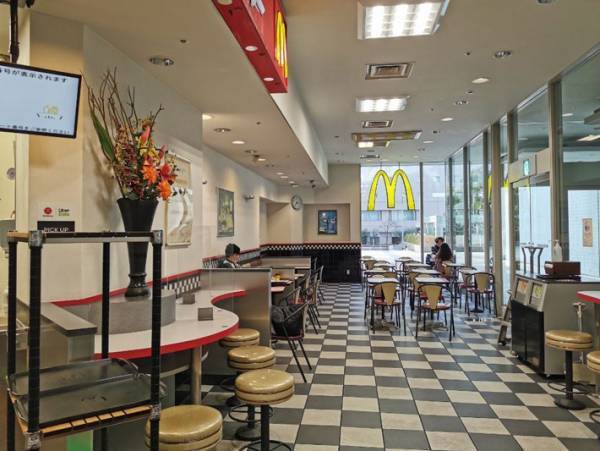タイムスリップしたかのよう…！　令和とは思えないマクドナルド『店舗』