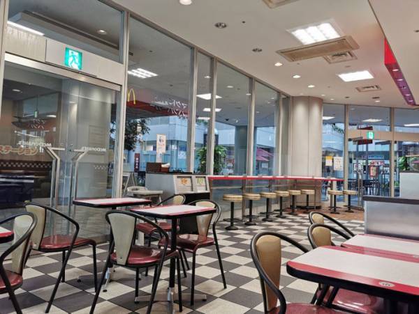 タイムスリップしたかのよう…！　令和とは思えないマクドナルド『店舗』