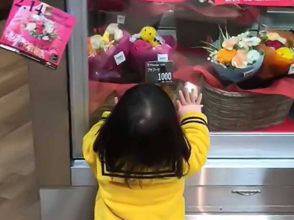 お迎えに来た１歳児　スーパーで母親を発見すると？「天使じゃん」「泣いちゃった」