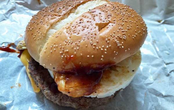 今度の『サムライ』もパンチありすぎ…！　マクドナルドの『サムライマック』がクセになる