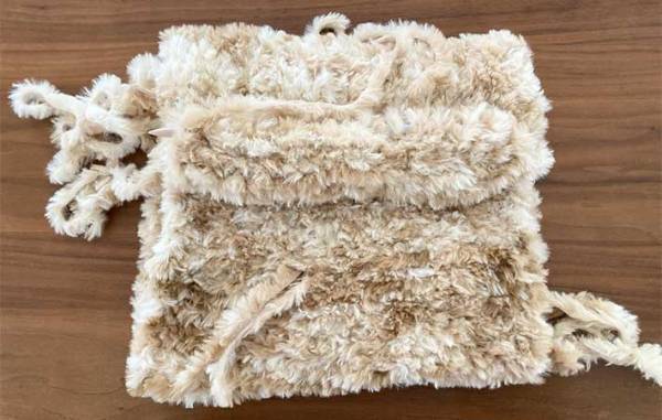 セリアの毛玉で編んだ『もの』が…想像以上に猫！　心ときめく仕上がりを大公開