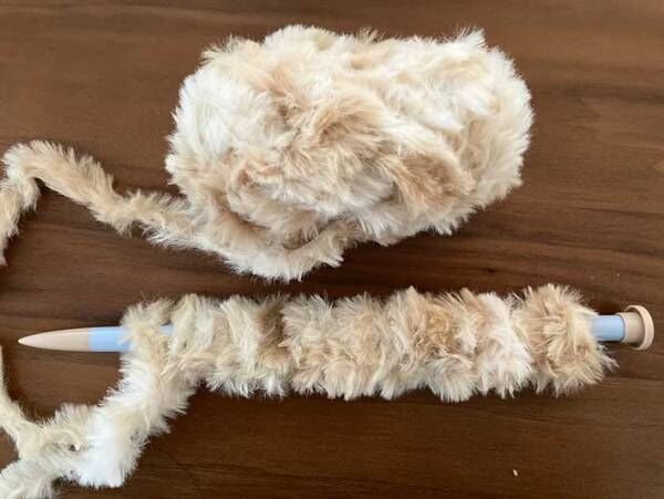セリアの毛玉で編んだ『もの』が…想像以上に猫！　心ときめく仕上がりを大公開