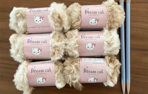 セリアの毛玉で編んだ『もの』が…想像以上に猫！　心ときめく仕上がりを大公開