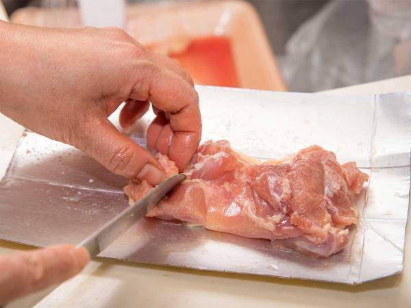 意外とやってる『生肉の水洗い』　農水省の注意喚起に「怖いことしてた…」