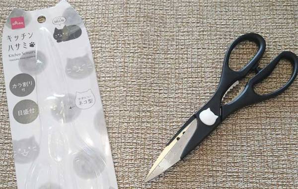 使い勝手バツグン！　ネコ好きならダイソーの『キッチンハサミ MEOW』は絶対に買い