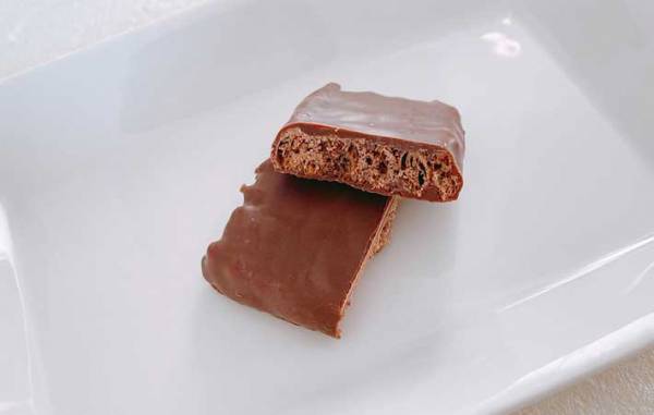 中までチョコたっぷり！？　不二家の『ホームパイチョコだらけ』を食べてみた