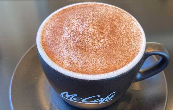 大人顔負けのキッズ向けメニュー！？　マックの本格カフェで飲める『ベビーチーノ』って？