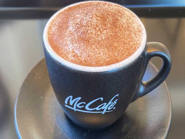 大人顔負けのキッズ向けメニュー！？　マックの本格カフェで飲める『ベビーチーノ』って？