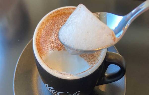 大人顔負けのキッズ向けメニュー！？　マックの本格カフェで飲める『ベビーチーノ』って？