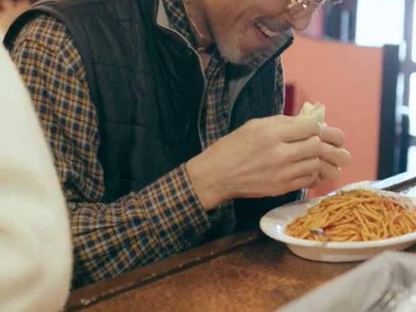 高齢者の隣で泣き出した客　飲食店での出来事に「切ない」「涙腺崩壊した」