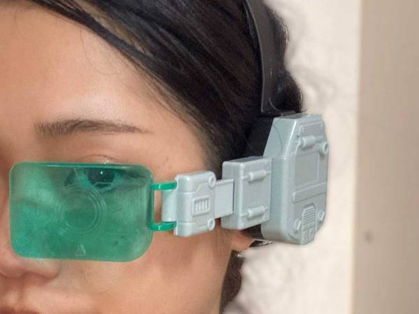 これはテンション上がる…！　１００円ショップで買ったおもちゃを身に着けたら？