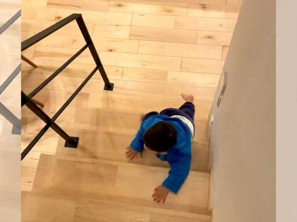 「高校生になっても続けてほしい！」　２歳児の階段下りにトキメク人が続出