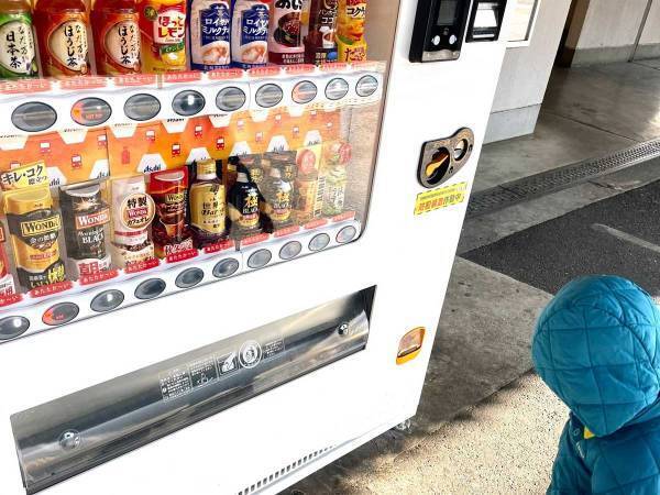 自販機の前でしょんぼりする２歳児　その理由は『小さな不便』だった