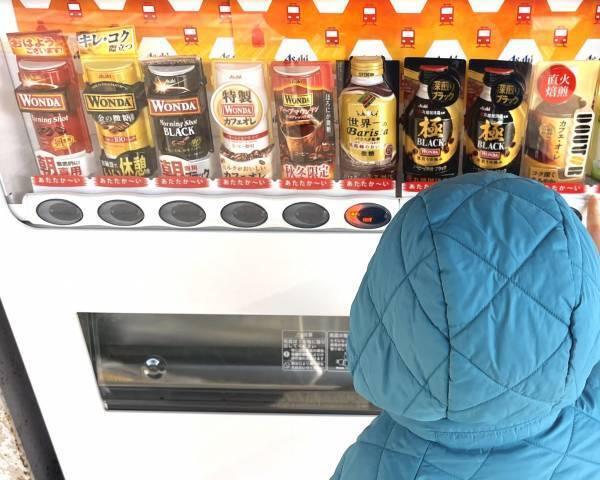 自販機の前でしょんぼりする２歳児　その理由は『小さな不便』だった