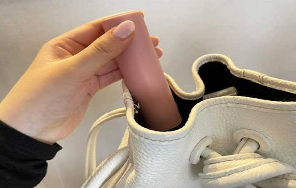 ペットの毛ともおさらば！　外出先で活躍してくれるダイソーの携帯できる『ほこり取り』