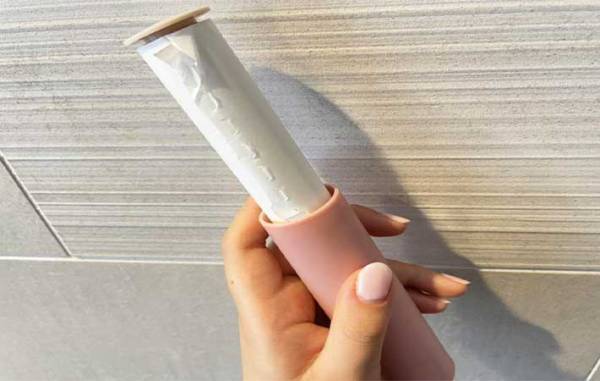 ペットの毛ともおさらば！　外出先で活躍してくれるダイソーの携帯できる『ほこり取り』