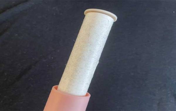 ペットの毛ともおさらば！　外出先で活躍してくれるダイソーの携帯できる『ほこり取り』