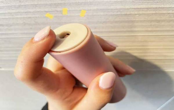 ペットの毛ともおさらば！　外出先で活躍してくれるダイソーの携帯できる『ほこり取り』