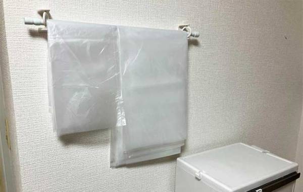 ゴミ袋の収納場所がゴチャゴチャ…　すっきり片付けるコツに「ナイスアイディア！」「すごく便利」