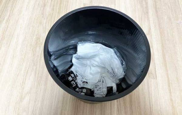 ゴミ袋の収納場所がゴチャゴチャ…　すっきり片付けるコツに「ナイスアイディア！」「すごく便利」