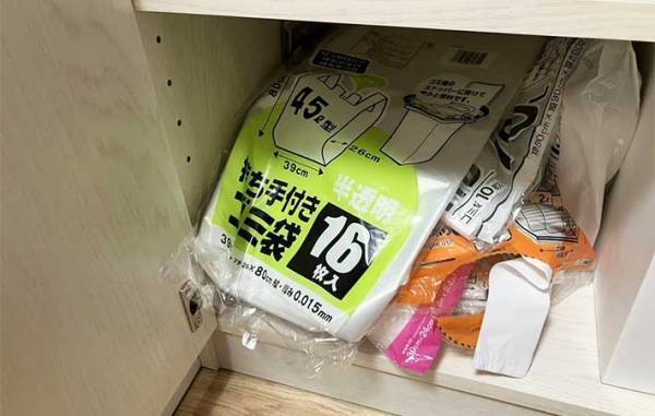 ゴミ袋の収納場所がゴチャゴチャ…　すっきり片付けるコツに「ナイスアイディア！」「すごく便利」