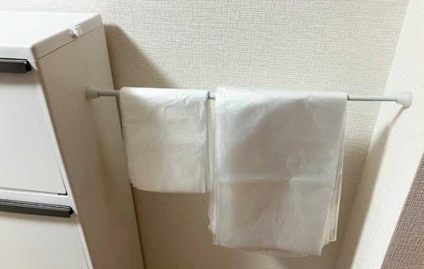 ゴミ袋の収納場所がゴチャゴチャ…　すっきり片付けるコツに「ナイスアイディア！」「すごく便利」