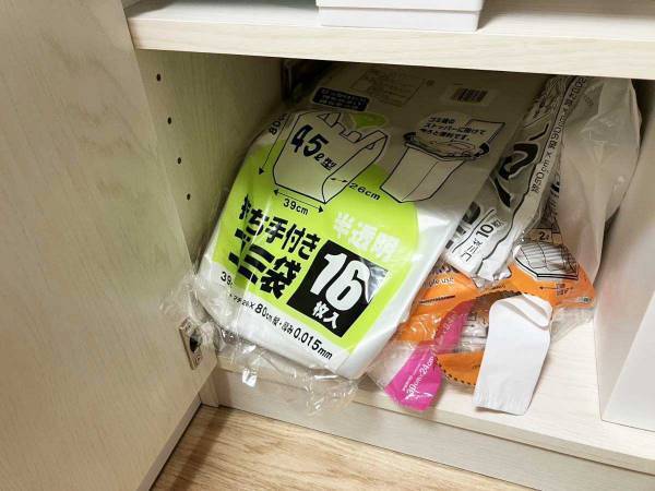 ゴミ袋の収納場所がゴチャゴチャ…　すっきり片付けるコツに「ナイスアイディア！」「すごく便利」