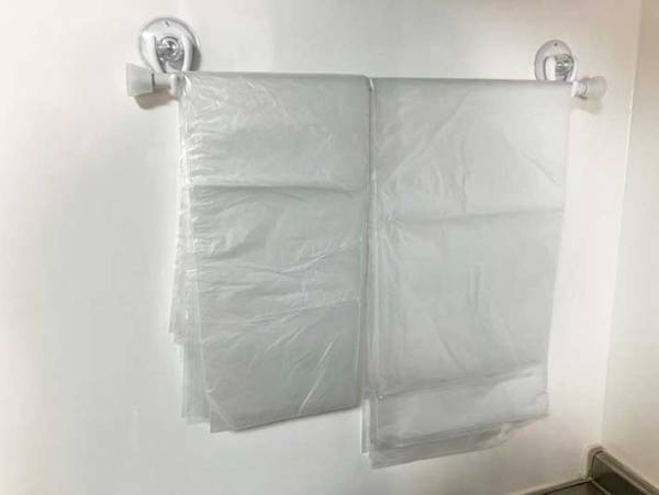 ゴミ袋の収納場所がゴチャゴチャ…　すっきり片付けるコツに「ナイスアイディア！」「すごく便利」