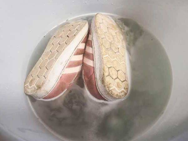 入れ歯洗浄剤で『スニーカーの汚れ』は落ちる？　驚きの結果に「大満足！」