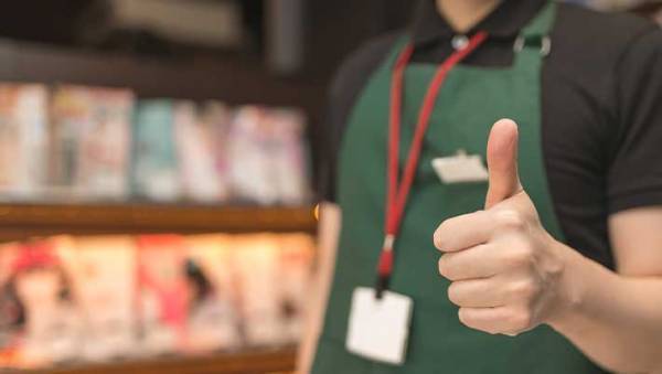 バイト先に１本の電話　受けた後輩が「ジョニー・デップさん？」　先輩「えっ…」