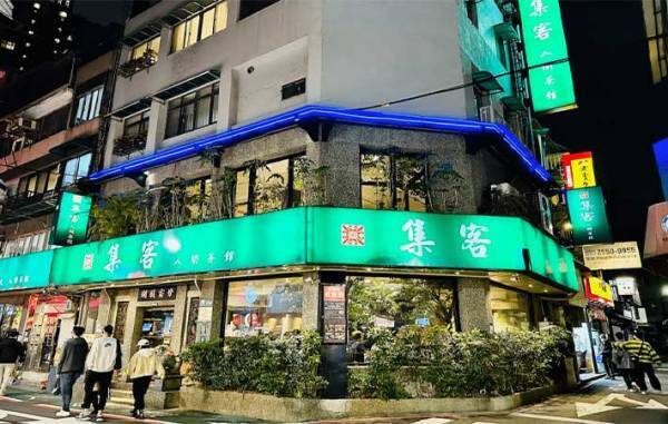 外から見たら、コンセプト不明の店　店名に「あやしい研究してそう」