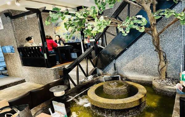 外から見たら、コンセプト不明の店　店名に「あやしい研究してそう」