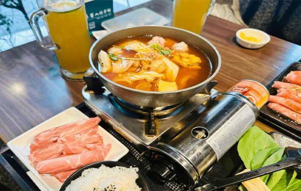 外から見たら、コンセプト不明の店　店名に「あやしい研究してそう」