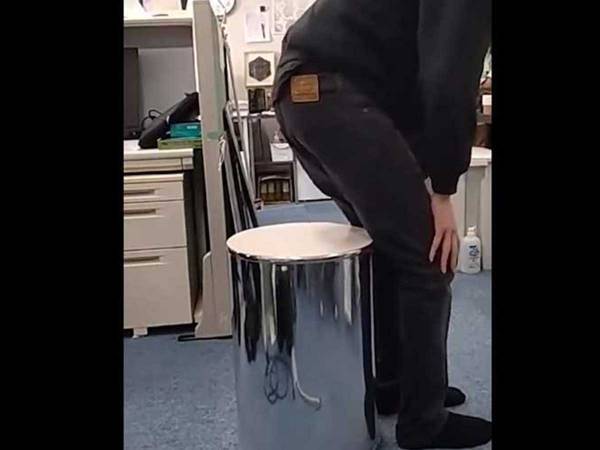 「なんだこれ！」「何回も見ちゃう」　男性が、イスに座った瞬間…？