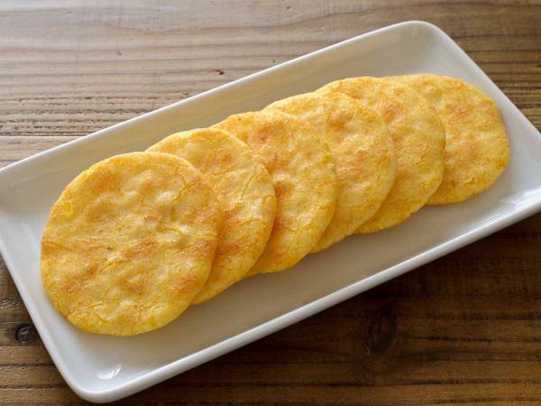 ハンバーガーのような迫力！？　亀田製菓が公開した『背徳アレンジレシピ』とは？