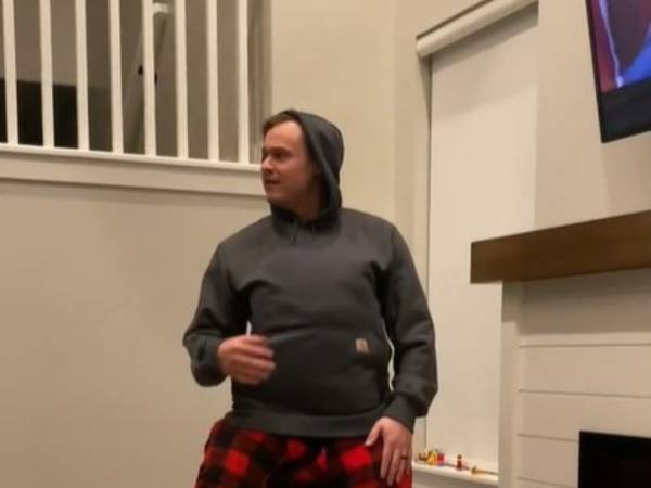 妻が夫に「子供たちを見なかった？」　なんだか不自然な夫の下半身に「笑いすぎてお腹が痛い！」