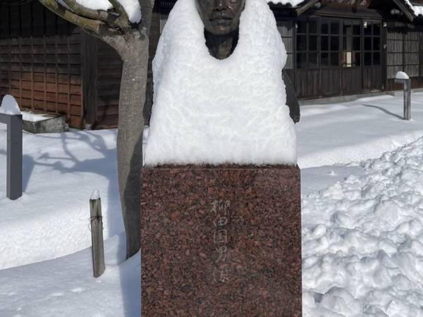 「先生ぇ～ッ！」「徳を積んでいそう」　博物館の銅像が、雪でシュールな姿に！