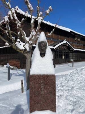「先生ぇ～ッ！」「徳を積んでいそう」　博物館の銅像が、雪でシュールな姿に！