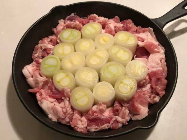 ニトリの鍋で作る『シンプルなすき焼き』に反響　「主役は冬ネギ」「コレは最高」