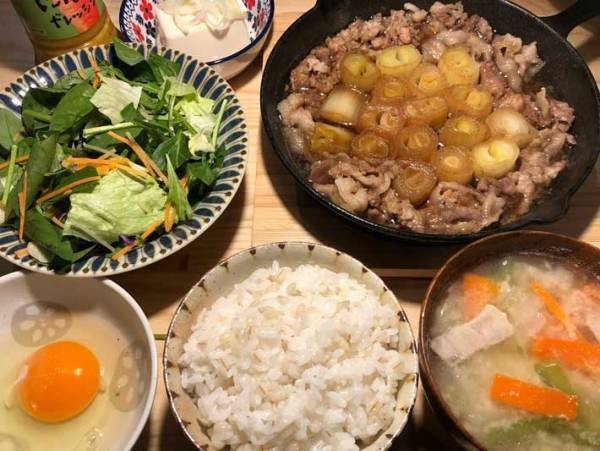 ニトリの鍋で作る『シンプルなすき焼き』に反響　「主役は冬ネギ」「コレは最高」