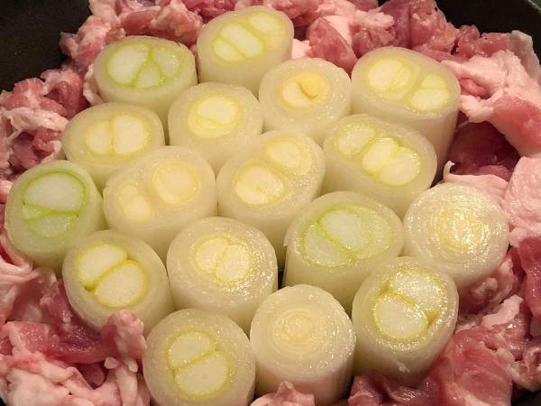 ニトリの鍋で作る『シンプルなすき焼き』に反響　「主役は冬ネギ」「コレは最高」