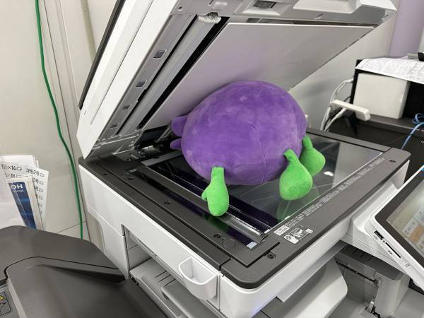 わかさ生活が自社ぬいぐるみをコピー機に　結果→「貞子みがある」