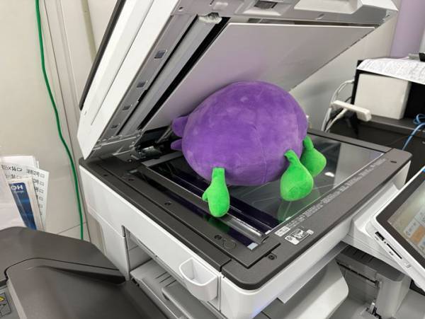 わかさ生活が自社ぬいぐるみをコピー機に　結果→「貞子みがある」