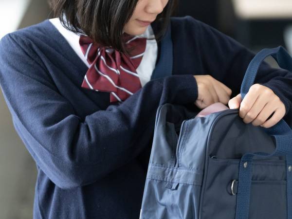 女子高生「本当に本気なんです」　学校に持ってきた物に「強すぎて笑った」「重い」